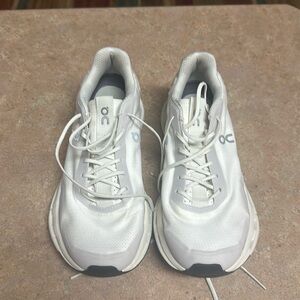 On cloud size 7.5 gently worn cloud nova form